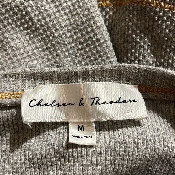 Chelsea & Theadore size M Long sleeve thermal material sleeves have crochet - Picture 4 of 5